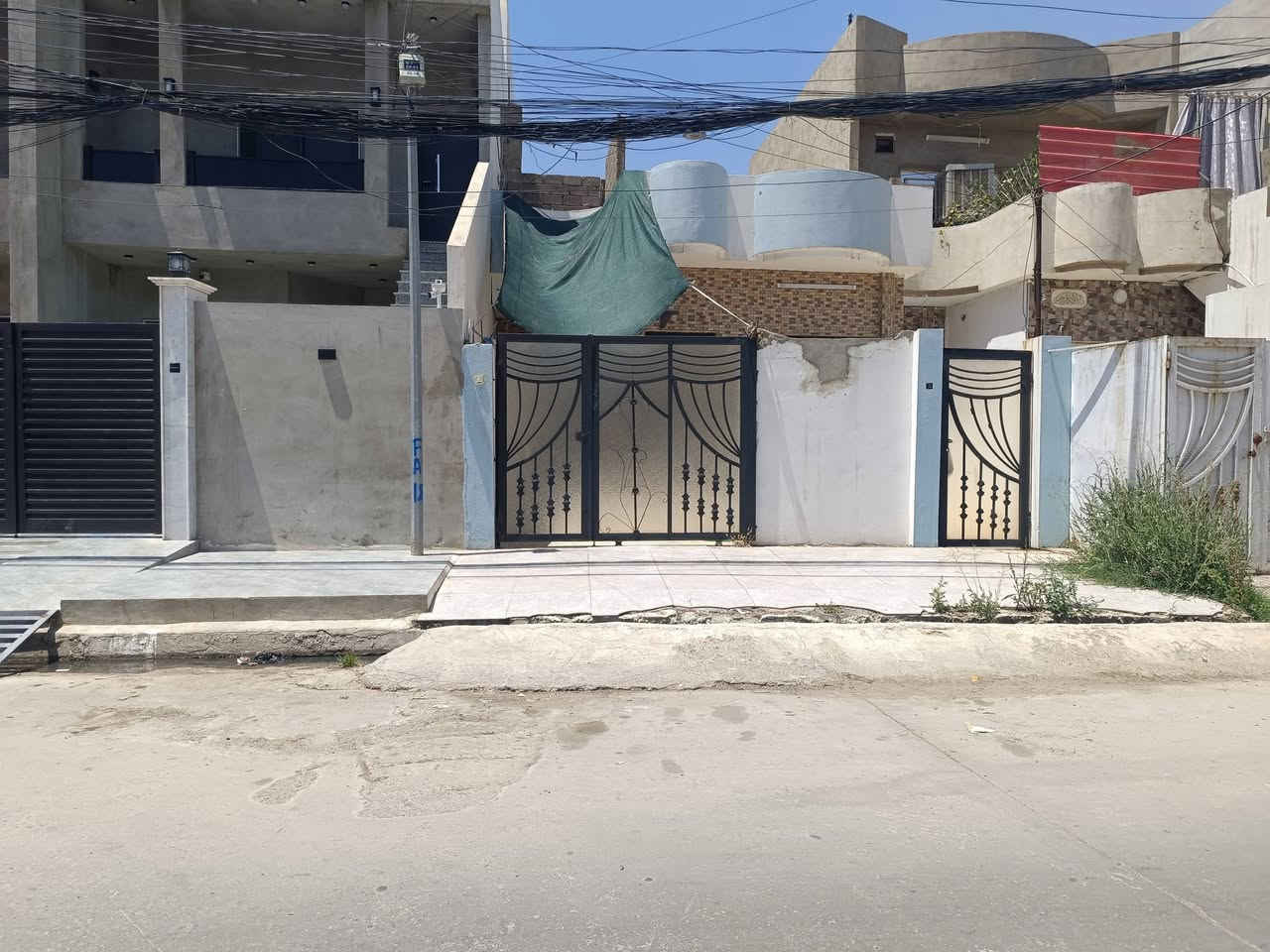 دار للبيع حي المعلمين يبعد مئة متر عن سايدين المحاربين 150متر واجة ستة وربع بناء 2014 طابق غرفتين نوم واستقبال وهول داخلي ومطبخ وحمام السعر 175 موجر  350الف الاتصال ***********
