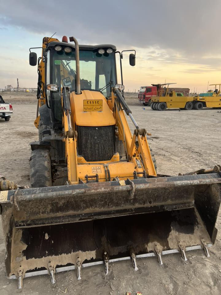 السلام عليكم
JCB 2018
مكينه جاهزه للشغل سعر 475 وبيها مجال 
 0772 841 4431
