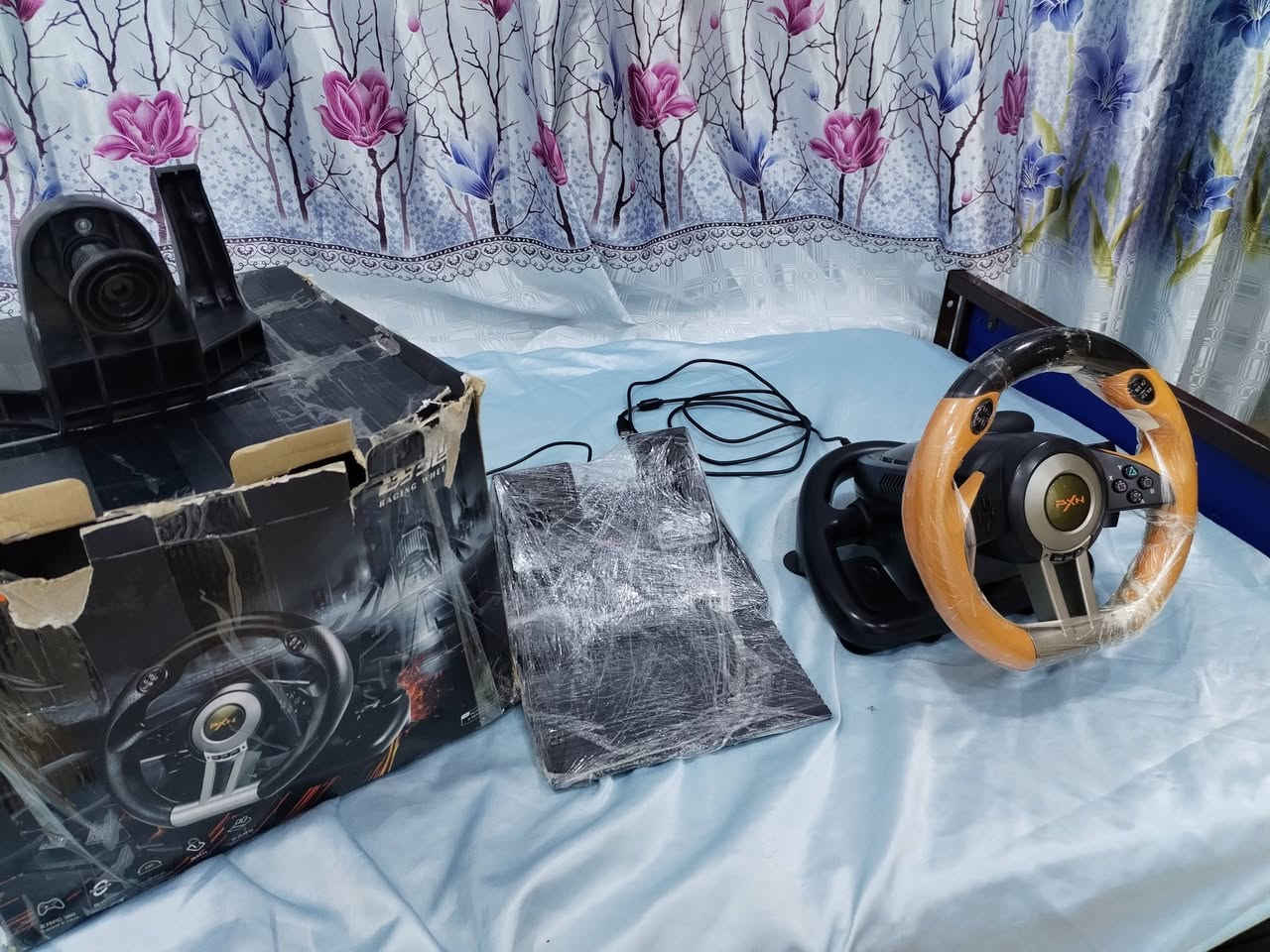 السلام عليكم  بلي فور سلم ذاكر 500  بلي لوك  يعني نضيف 100/100 كرتون جديد موجود مالته غراض كامله  /  ودركسون هم نضيف كلش استعمال سبوع  كلشي شغال واغراض كامله بس كرتون مو نضيفه كلش
لبيع او مراس ايفون 13او 14حسب القناعه
14اذ نضيف انطيف فرق قليل

مكان الديوانية  رقمي *********** او مراسله
