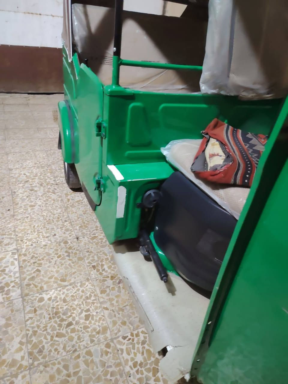 سلام عليكم تكتك البيع نضيفه تفاصيل   واحد وعشرين وراق بيه شخط بل القد ودكه بل صفاح ***********
