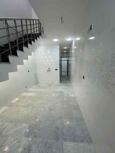 مشتمل76#للبيع واجهه3:50 " بناء حديث ￼2025 "منطقه هادئه وراقيه
يحتوي على ؛$ كراج ‏ واستقبال وحولي مطبخ حار ‏وبارد ومنور و3 غرف نوم و خدمات  طابقين
طابو ملك صرف 
الموقع: مشتمل-‏ ‏ الشعب ‏شارع الاسواق المركزية حي التجار ‏مقابيل كلية الإمام الكاظم￼￼  
____________________________________________
(#مكتب_السوداني_للوساطة_العقارية)
عنوان المكتب بغداد-الشعب - حي التجار- مجاور اعدادية بلقيس للبنات‏- @‏‏ ***********￼ متواجد ماسنجر واتساب
