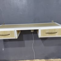 ميز حلاقة • مرايا مكسوره • ابو الخصيب