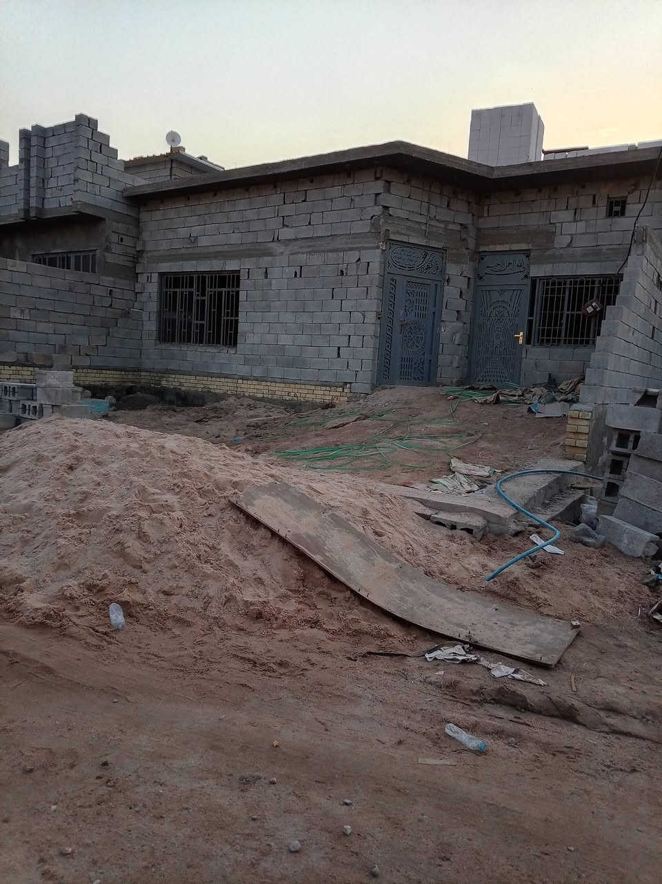 بيت للبيع ٢٠٠متر طابو زراعي سند٢٥ مساحة البناء١٣٥ بدون لبخ كونكريت قاط الثاني فرمستون وبلوك غرفتين٢ استقبال مطبخ هول موزع صحيات داخل وخارج *********** سعر ٥٥ قابل للتفاوض رقم شط العرب حوطة الريان شارع النجار يبعد عن الشارع العام ١٠٠ متر قرار محكمة مكاتبه طابو مشترك
