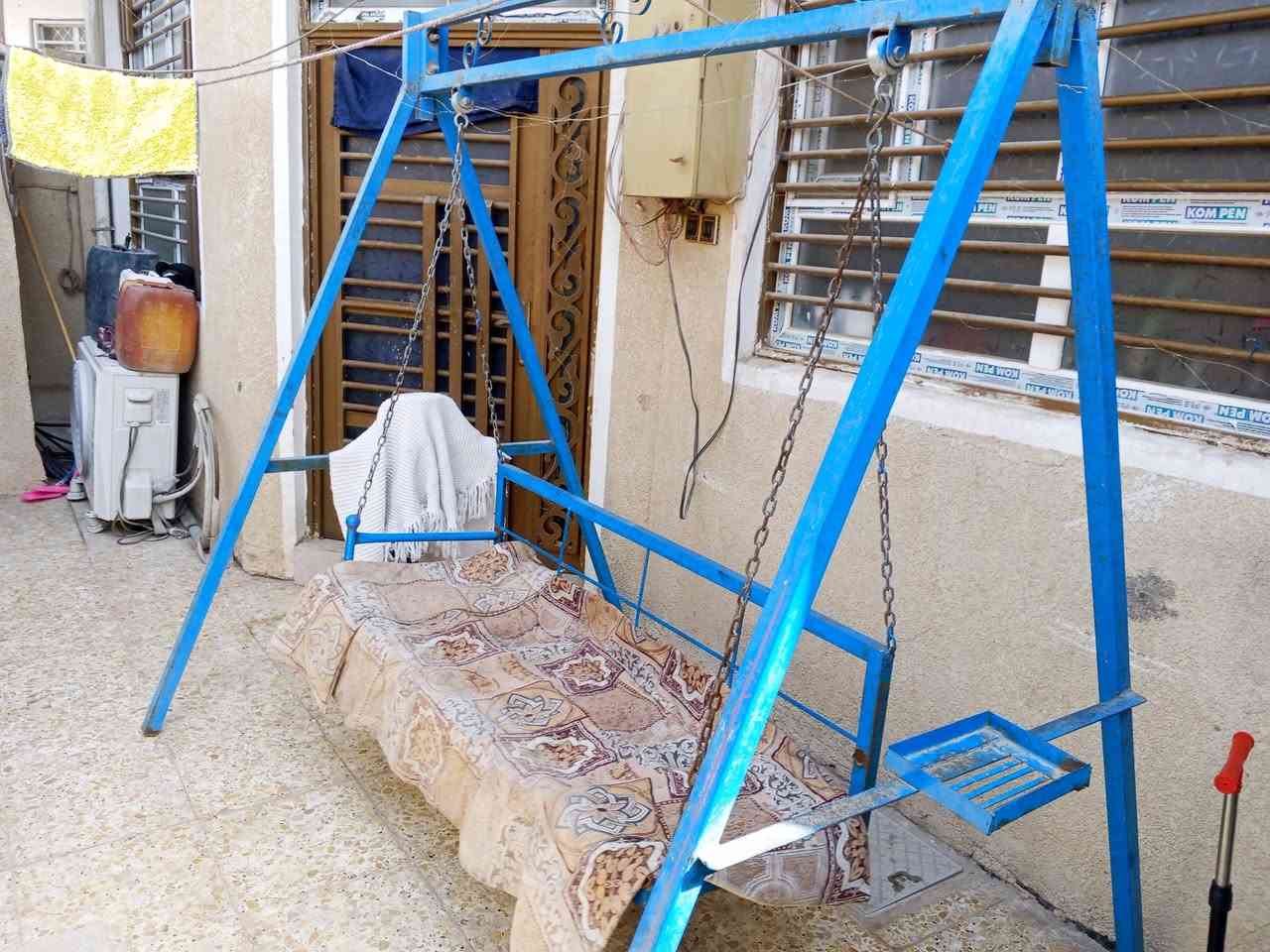 ديوان للبيع 7 متر يحتاجله ترتيب بي كم رجل مكسوره السعر 200 وبي مجال وكذالك مرجوعه ايضا للبيع السعر 200 وبيه مجال حله شارع 80 الرقم ***********
