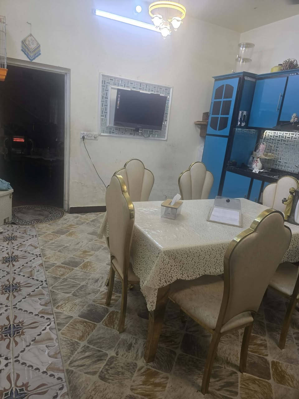 مشتمل مصفر طشاش قرب شارع القاضي مساحه 100متر طابقين نظام تركي جوه صاله ومطبخ واستقبال وفوك غرفتين نوم وصاله وحمام كله طابوك مراوس بيت حي الحكيم أو كوت جديده  ومساحه 200 اهم شي بيه 3غرف ***********
