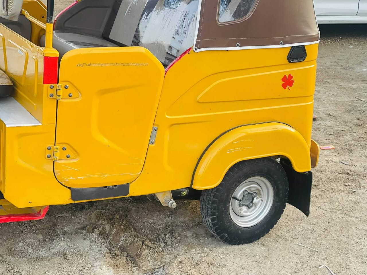 سلام عليكم شباب 
تكتك موديل 22 رقم رقم واسط سنويه ولوحات بيه 
بعده بلجيس حبي شوف عينك 
مكاني واسط مركز مدينه 
السعر 8 وبيه مجال 🌹 
***********
