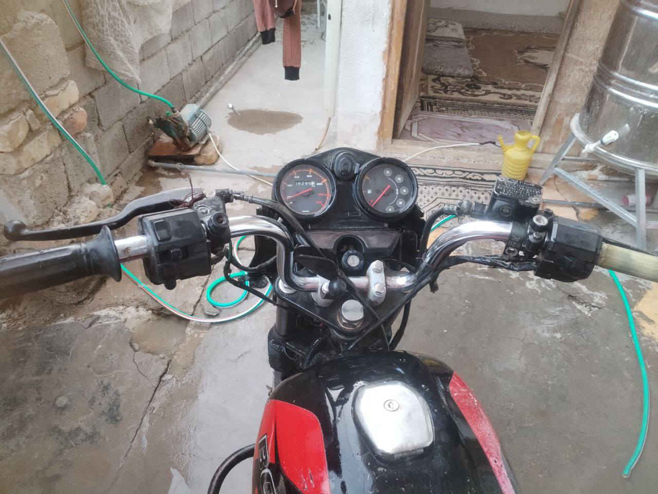 سلام عليكم اخوان دراجة بوكسر كاملة كهربائيات كلهة شغالة تايرات جدد صالنصة جديدة دبلات جدد كابريتر جديدة گيجات لايت تايرات جدد باتري جديد جوزة جديدة نقصهة محرك فقط دراجة بدون اوراق اكفلهة من السرقة السعر 225  بيهة مجال بسيط ***********بغداد ابو غريب الحصوة
