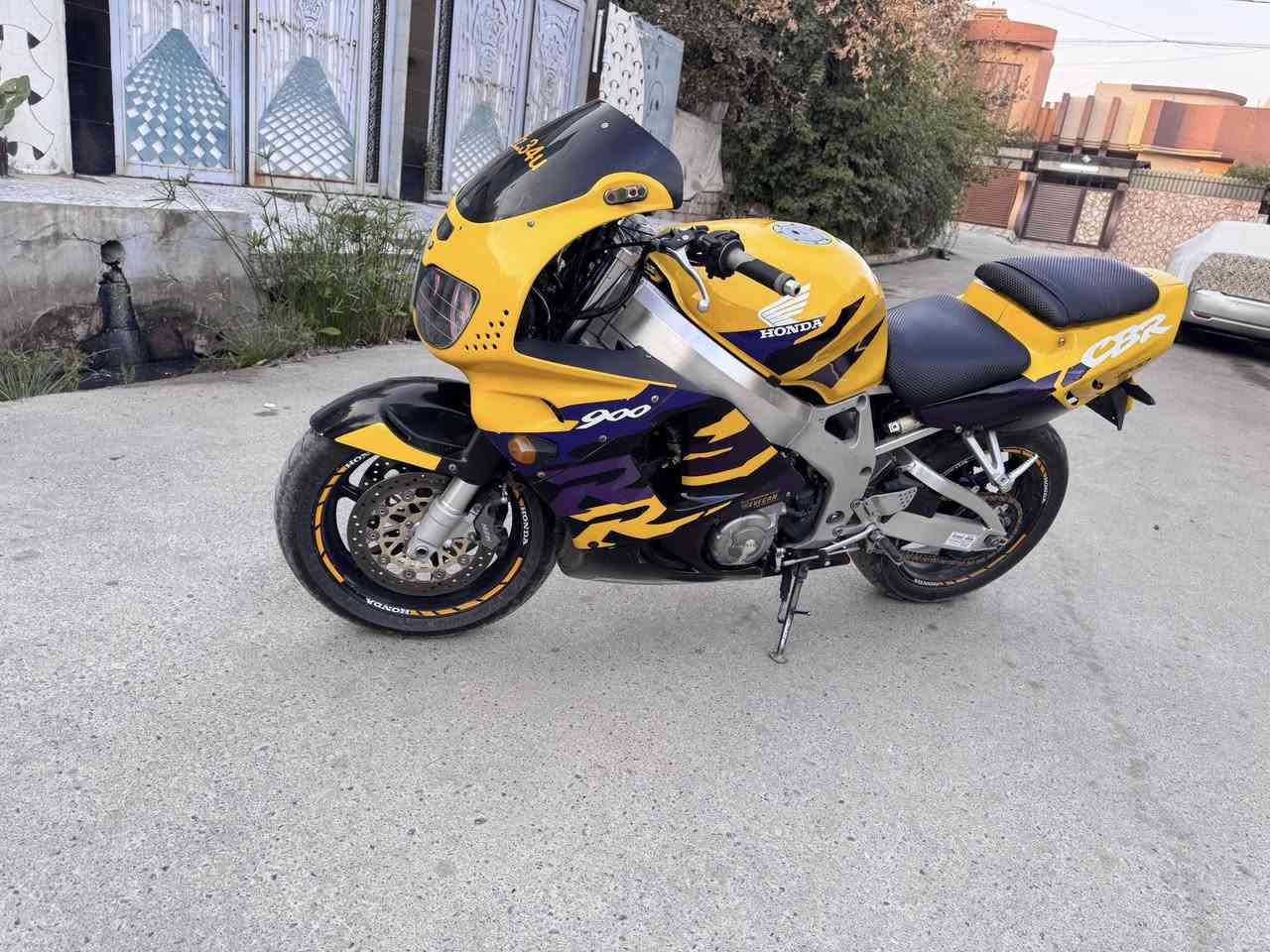 سلام عليكم 
دراجه سي بي ار 900
مكفوله من كير ومكينه الدراجه جاهزه ربع ما تصرف عليها زوج تايات جدد
ماشيه 27الف
السهر (21)وبي مجال 
***********
 ***********
