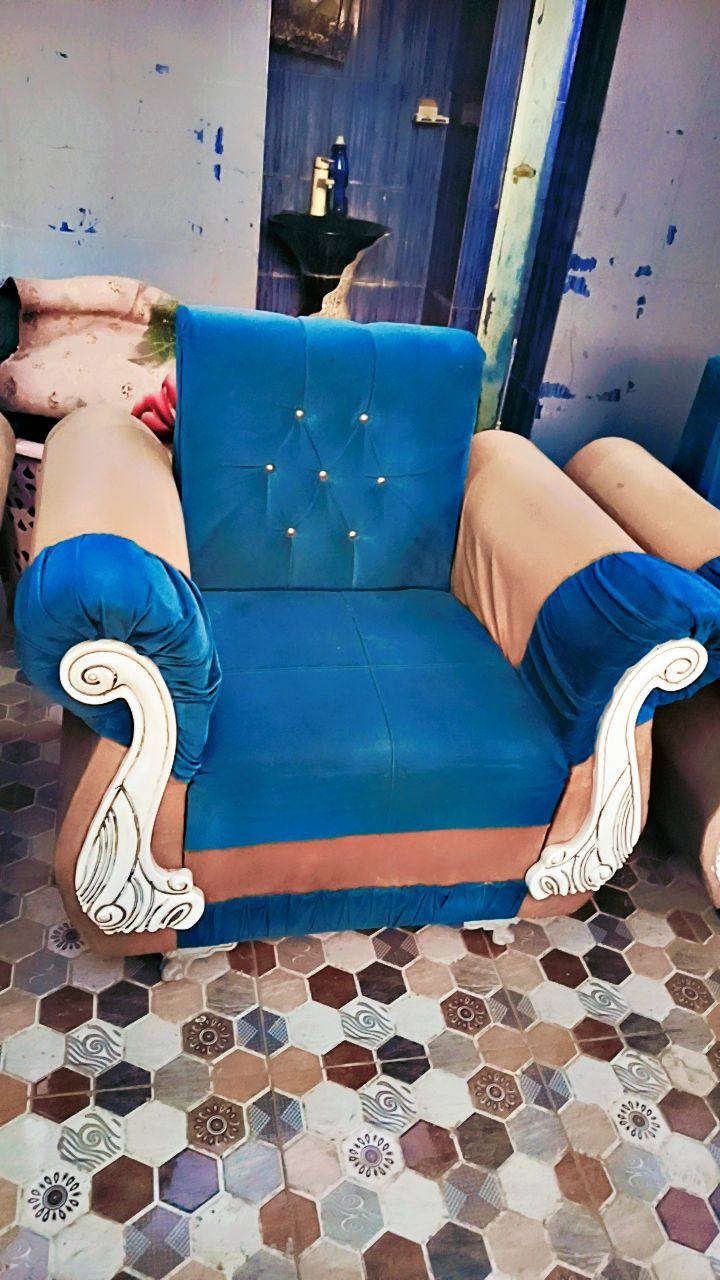 تخم مستعمل خمس قطع عشر مقاعد للبيع نظيف مابي ضرر ب200الشراي على الخاص او يتصل *********** الديوانيه على طريق الاسكان
