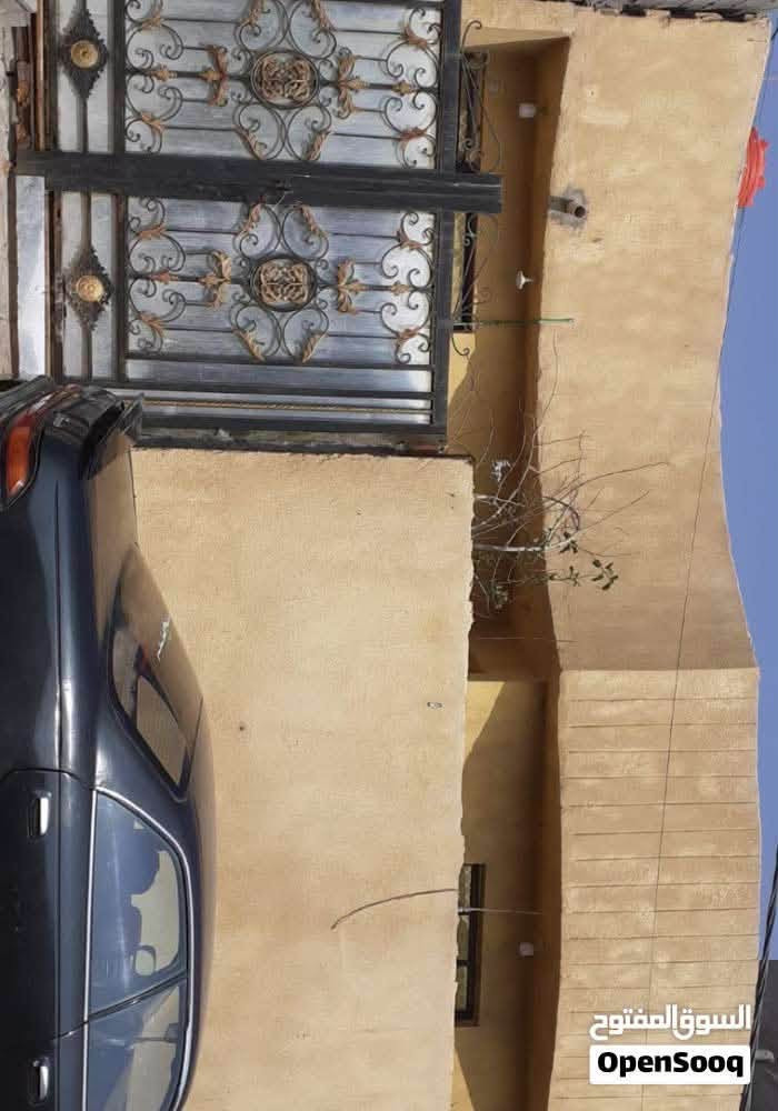بيت طابو ملك صرف زراعي سند 25 باسم مالك البيت عراقي مساحتة 200 متر يتكون من 3 غرف نوم مساحتهم 4/5 وصاله كبيره وغرفة استقبال مساحتها 5/6 ومطبخ كبير كامل مع كاونتر تفصال خاص مع البيت وكراج يتسع لسياره وحديقه صغيره ويتكون من حمامات عدد 3 
طابق ثاني يتكون ع غرفه بمساحة 4/5 وممشه وحمام يم الغرفه
 (السعر المطلوب 150 مليون وبي مجال) 
العنوان/ ( البصرة/ المطيحه)
رقم الهاتف/ ***********
