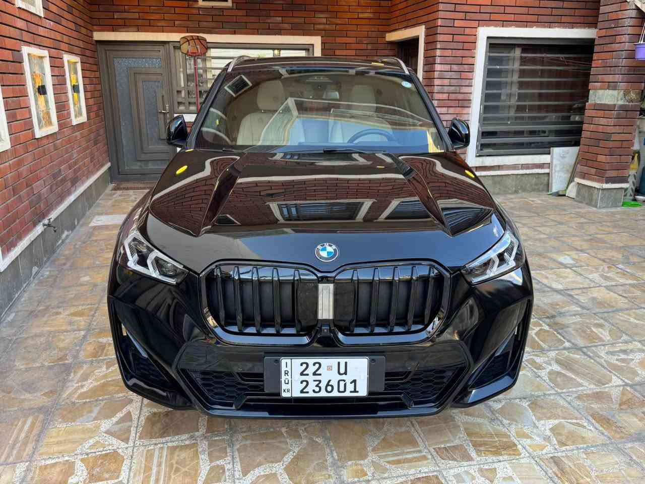 🔥 BMW X1 موديل 2023 – فول مواصفات حقيقية 🔥
🚗 العداد: 14,000 كم فقط
🚗 اللون الداخلي: أوف وايت فاخر
🚗 سيارة بحالة شبه جديدة جداً

⭐ أهم المواصفات والتجهيزات:
• Head-Up Display (داتا شو) عرض المعلومات على الزجاج الأمامي
• نظام 5 كامرات (360°) رؤية محيطية كاملة
• شاحن موبايل وايرلس
• نظام صوتي فاخر Harman Kardon
• فتحة سقف بانوراما
• باب صندوق خلفي كهربائي
• إنارة ترحيب عند فتح الأبواب
• إنارة محيطية داخلية متعددة الألوان (Ambient Light)
• دخول ذكي وتشغيل بصمة
• شاشة معلومات وترفيه كبيرة
• حساسات أمامية وخلفية مع كاميرا رجوع
• إضاءة LED حديثة
• مقاعد جلد أوف وايت فاخرة
• ستيرن متعدد الوظائف
• مثبت سرعة (Cruise Control)
• رنكات ألمنيوم أصلية

🟢 الحالة:
✔ بدون صبغ
✔ بدون تبديل
✔ استعمال خفيف جداً

🚗 سيارة نظيفة جداً وفول مواصفات، فرصة مميزة لعشاق الـ BMW.

📞***********
