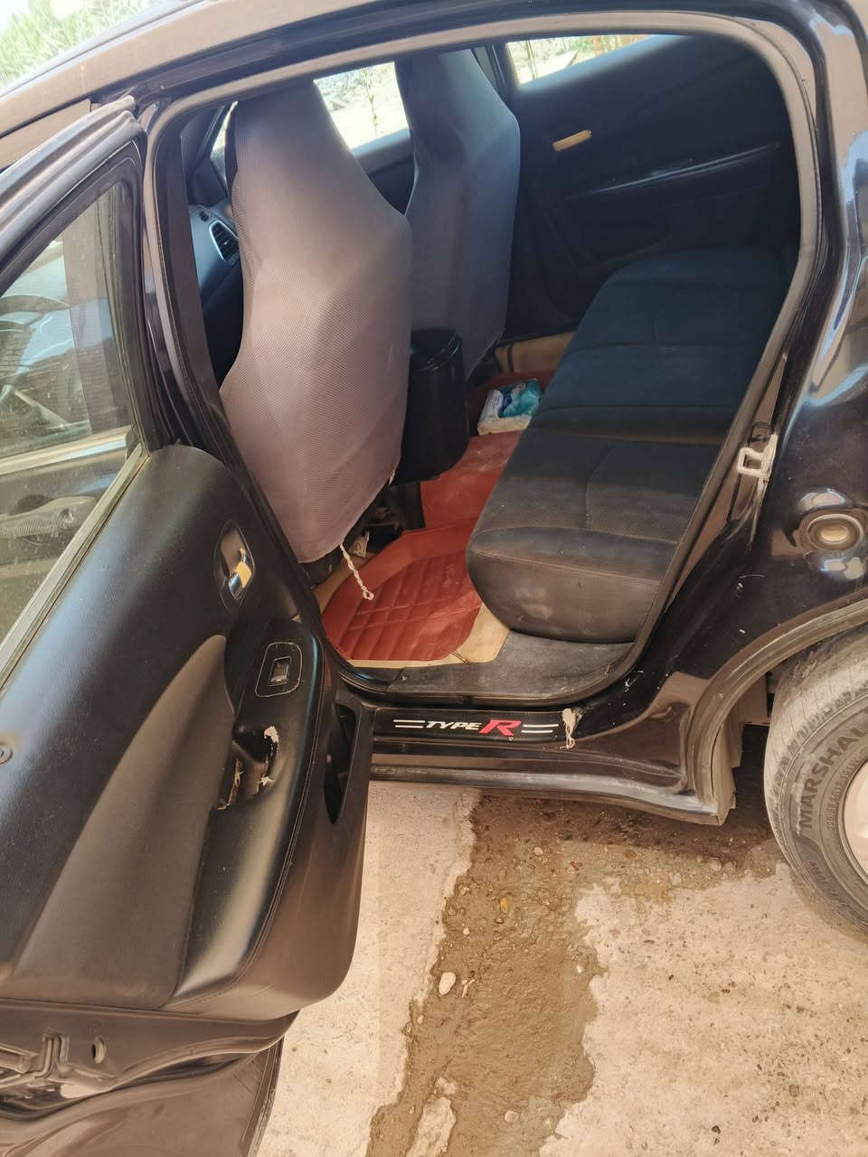 كلايسر c200                              موديل 2011                              مكينه 3600                                بيهه طخه بل جاملغ الايمن وبيهه بارد جوه باب السايق الفريز مال تدفئه مليك تبريد شغال مكينه وكير سليمات صدر خلفي جديد قبل شهرين شاده والصدر الامامي تقريبن 80بل ميه السياره فتحه بيهه سنويه ماصاقطه بعدهه بيهه جراد بل قماره والبنيد السعر 80وبيهه مجال ***********
