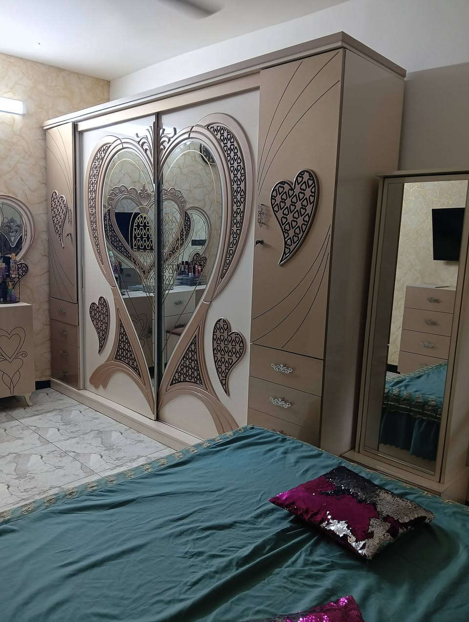 سلام عليكم غراض منزلية للبيع كلمن وسعره تواصل واتساب ***********
