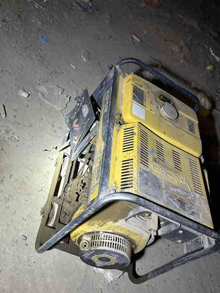 سلام عليكم مولدات ثنين كاز للبيع متروكات صار فتره ثنينهن ب350 وبيهن مجال للشراي المكان بغداد الشالجيه رقم التلفون ***********
