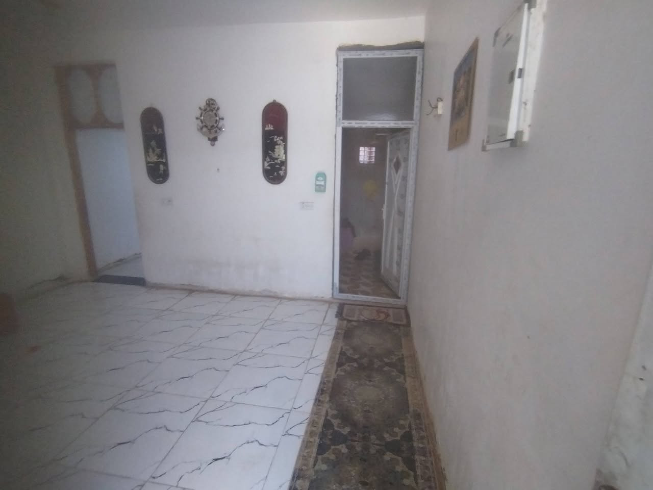 مشتمل للبيع يحتوي على ستقبال ومطبخ وصاله وغرفه وغرفه فوك  كامل كله بورك و الارضيه بورسلين مطبكه  قرب  قريب على شارع خدمات كامله كهربائ مولده قرب الطاقه مال كهرباء قريب علة علويه شريفه بت الحسن  الستفسار ***********
