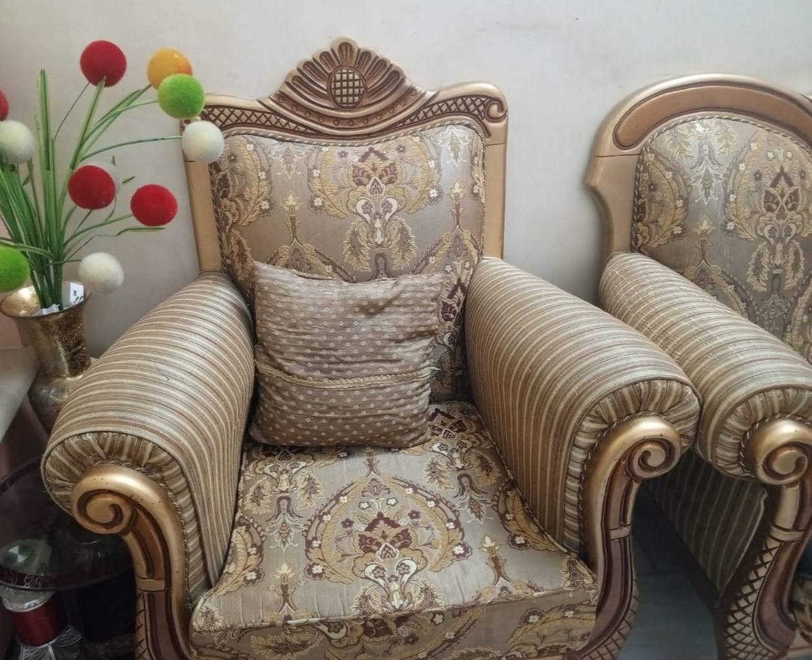 تخم ملكي ثنين كبار وثنين كراسي واحد واسط
+طبلات صاج وحده كبيره و4صغار 
سعر ٥٠٠
***********  واتساب
