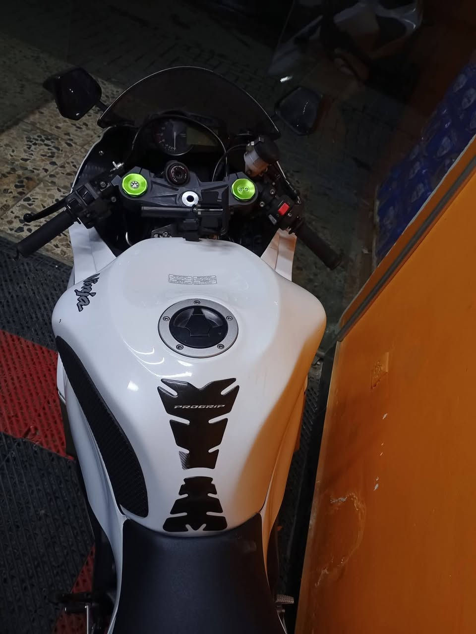 السلام عليكم اخوان
للبيع كاوسكي نينجا 2016

5وضعيات للقياده 

نظام ABS

نظام سكيورتي 

دراجه ماشيه 60الف حقيقي 

مكفوله كفاله عامه ما عدا كفر يسرى تجاري فقط 

دراجه نضافه 10/10

والسعر نار

لتواصل/***********
