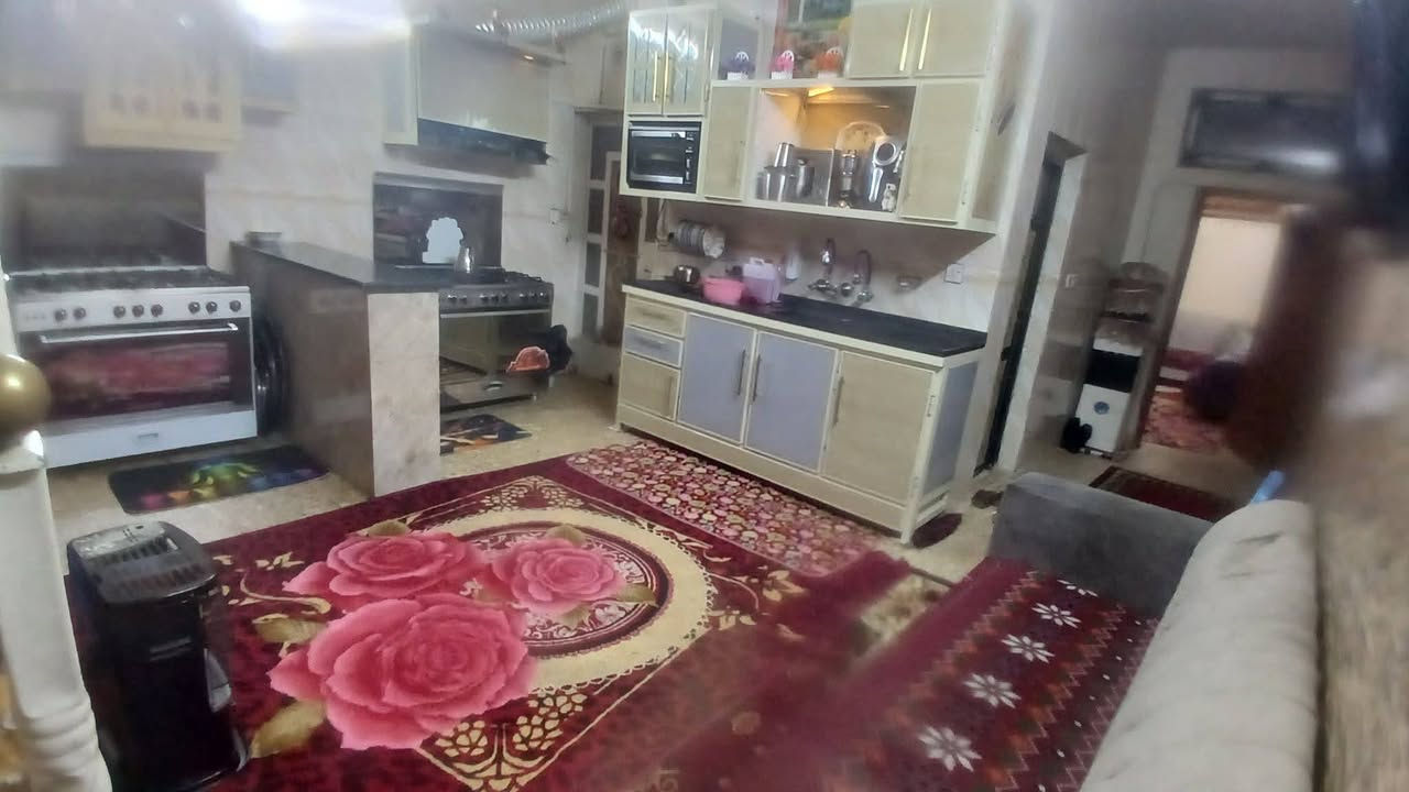 السلام عليكم
بيت للبيع الشعب زراعي سند 25 100متر 
واجهه 5 نزال 20 يتكون من الطابق الاول استقبال حولي مطبخ غرفه نوم وخدمات 
الطابق الثاني غرفتين نوم واخدمات 
الطابق الثالث غرفه نوم وابيتونه 
البيت قريب ع الشارع التجاري 
السعر 152 بي مجال
التواصل ***********
