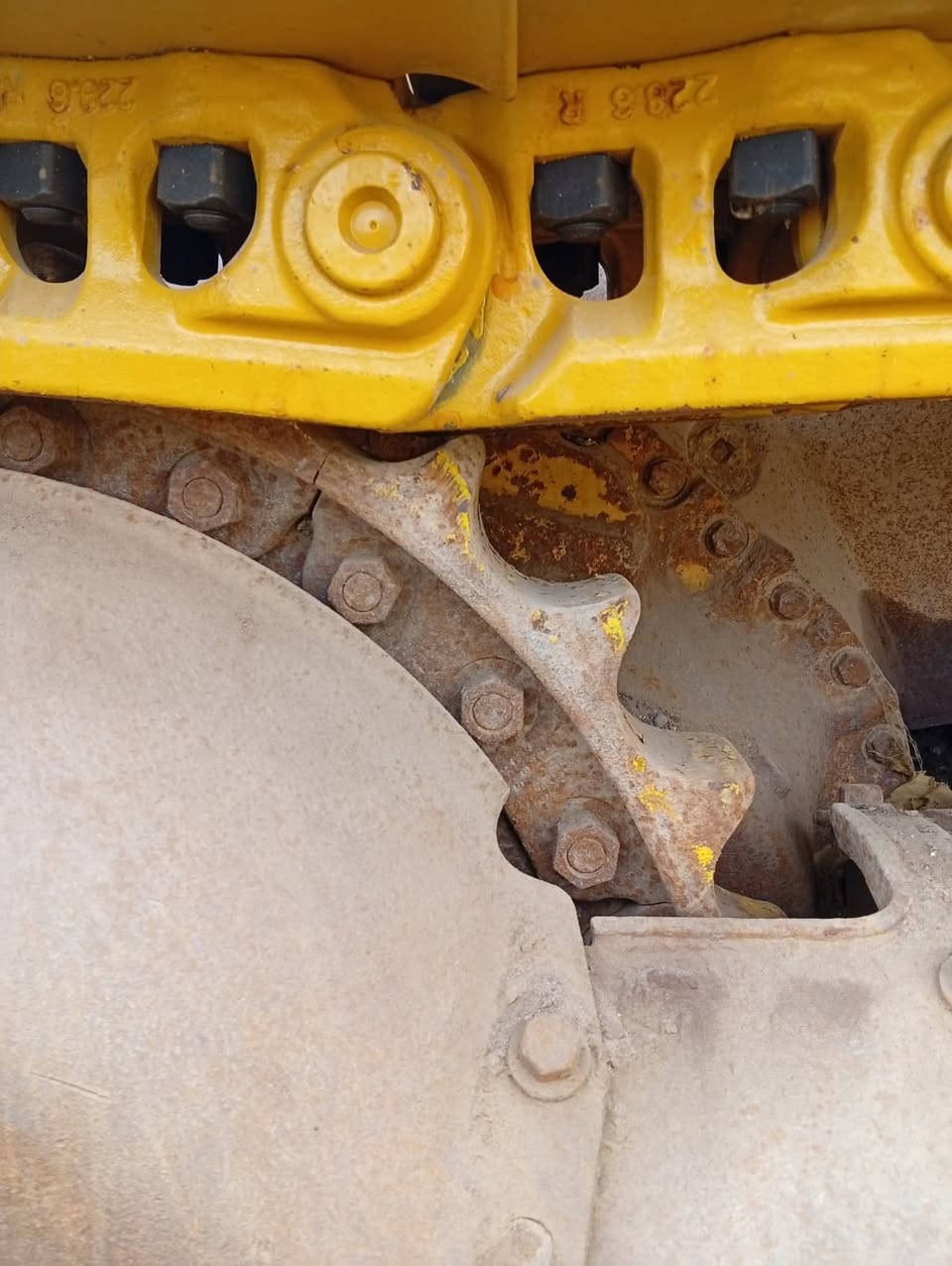 السلام عليكم بلدوزر للبيع موديل ٨١ حجم D8kرقم بغداد مكانهه بغداد سايز ٢٥ جاهزة للعمل مع قمارة حجرية او شمسية حسب الطلب  *********** عمار البديري
