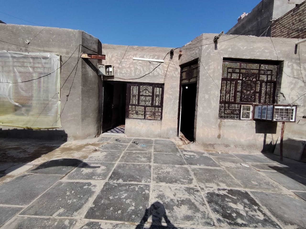 السلام عليكم بيت  بدوانم البيع   في النهروان مساحه 320 بنزلت مطعم تمتوعه تفاصيل 3 غرف نوم صاله وستقبال مطبخ خارجي ستفسار *********** تصال    وتساب
