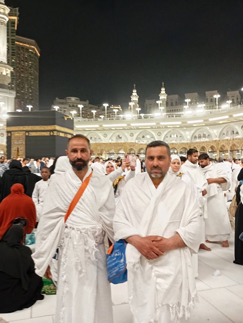 🕋 لحظة خاشعة لا تُنسى 

في أجواء مفعمة بالإيمان والسكينة ، أنهى معتمريناا الكرام – رجالًا  ونساءً – طوافهم المبارك حول البيت العتيق الكعبه المشرفه 🕋، في هذا اليوم المبارك من رحلتنا الإيمانية 
لرحلة الاواخر من رمضان 
دموع الفرح والخشوع انهمرت على الوجوه 🤲، والألسن تلهج بالحمد والثناء ، شاكرين الله على أن أكرمهم بهذه النعمة العظيمة 

نسأل الله أن يتقبل طوافهم وسعيهم 🤲وأن يعيدهم إلى أهلهم سالمين غانمين ، وأن يجعل كل خطوة في هذه الرحلة شاهدًا لهم يوم القيامة .
خادم ضيوف الرحمن الحاج وليد الحاج مصطفى 
***********
***********
