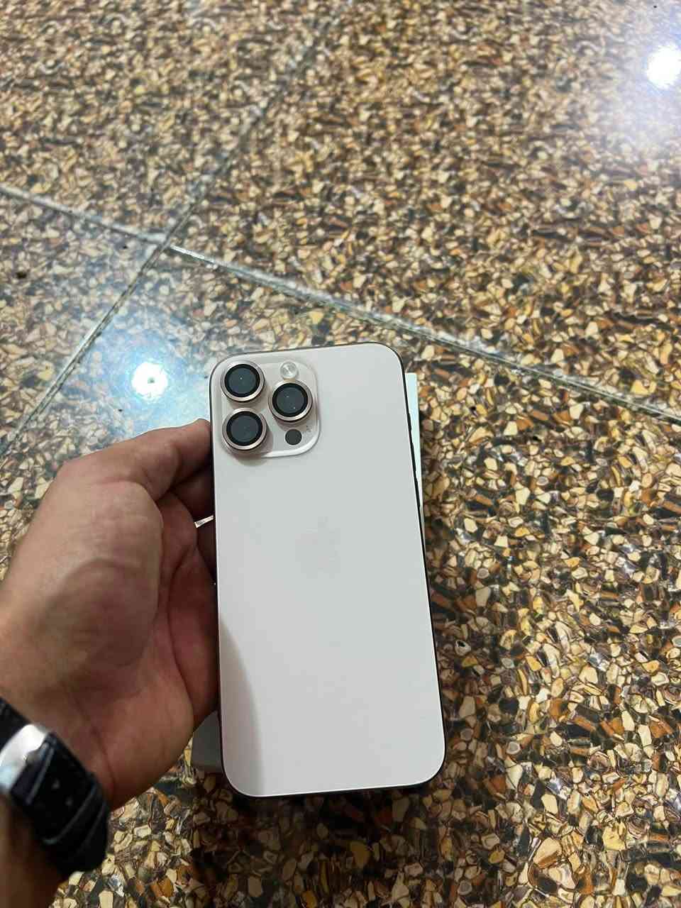ايفون 16 برو ماكس ماستر ذاكره  256 بطاريه 97 جهاز استخدام بيت نضافه الف بالميه مثل ما وضح كدامك نضيف بمعنى الكلمه 
سعر مليون و 550 
رقم الهاتف : ***********

