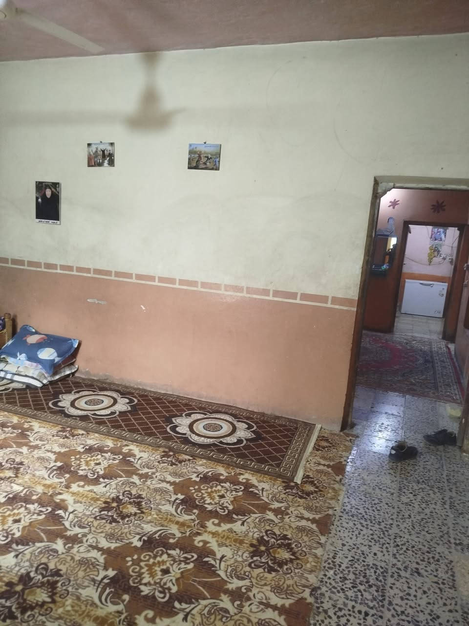 السلام عليكم بيت للبيع العنوان حي العسكري شارع 30 يتكون من ثلاث غرف نوم وهول صاله مطبخ استقبال كبير صيحات قرب مستوصف الصدر الثالث السعر 80 وبي مجال للشراي بيع مستعجل الاستفسار أكثر الاتصال *********** المساحة 235
