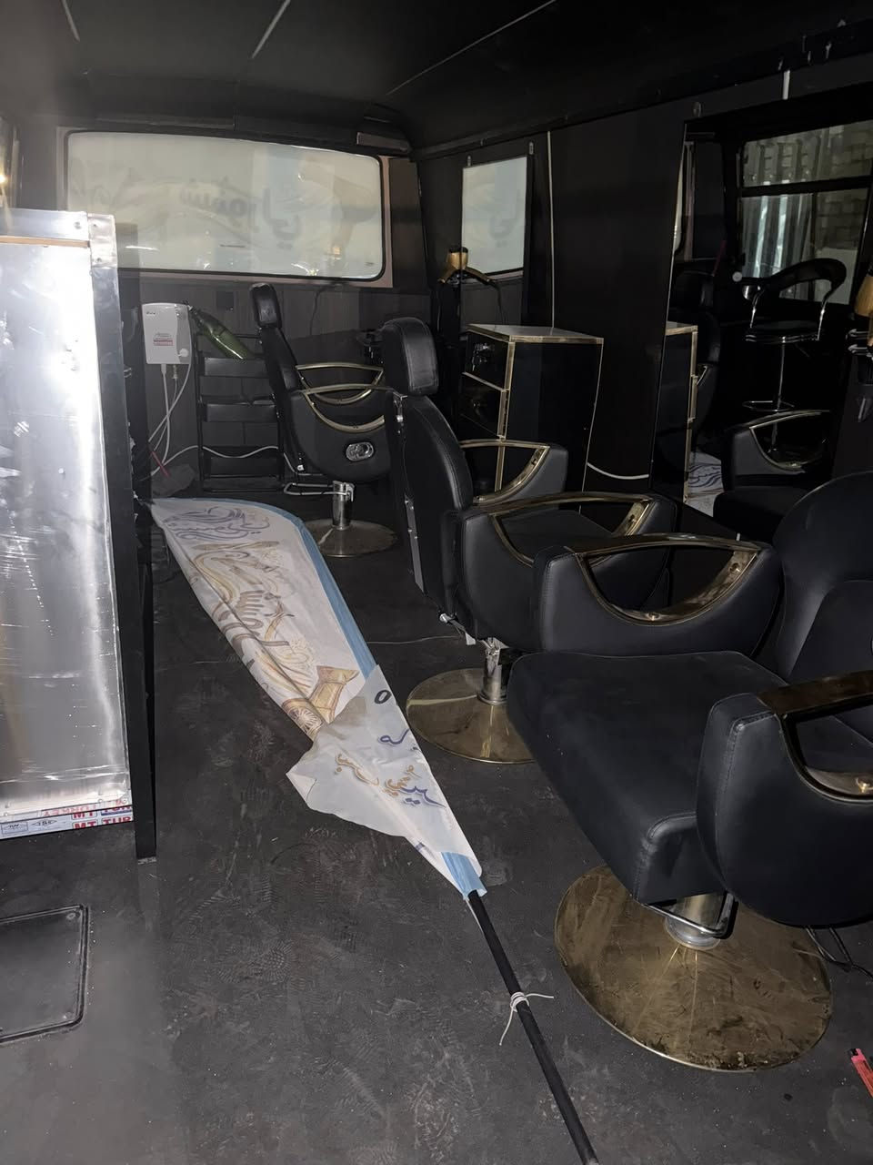 للبيع صالون كامل
مشروع حلاقه متنقل 
يحتوي على 4كراسي حلاقه 
مغسله شعر 
شسوارات 4
ديكور كامل 
ومستلزمات كامله 
المشروع يرهم يم الجامعات او مكان ثابت حسب اختيارك 
للستفسار ***********
