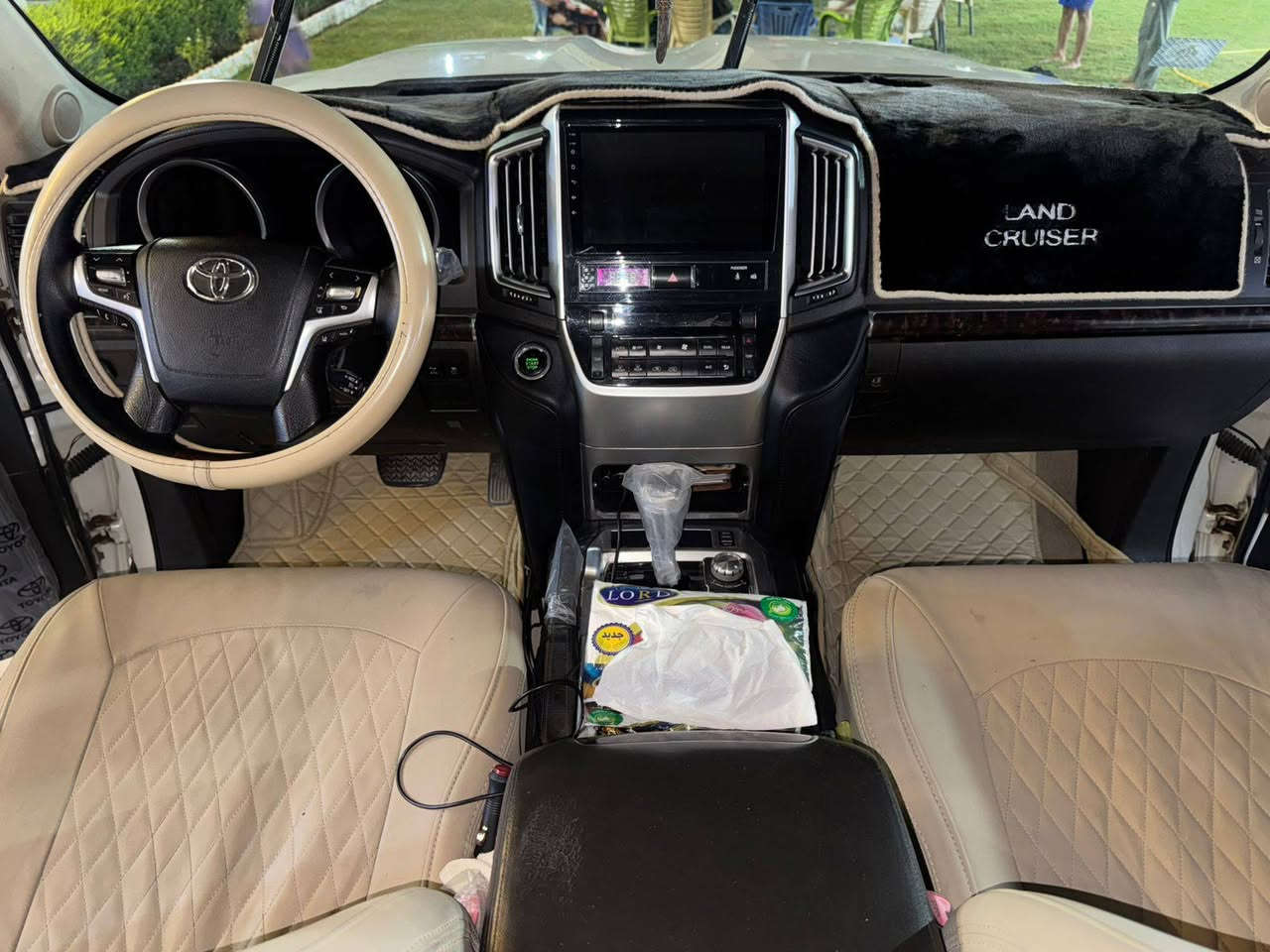 السلام عليكم سيارة لاندكروز للبيع موديل 2009 فكسارة محركها 8 سلندر محدثة داخل وخارج 2021  سيارة مكفولة بدون صبغ  بس قطع التحديث  رقم بغداد باسمي الرقم الجديد مواصفات سلايد بصمة تشغيل عن بعد شاشات عدد3 وبعد بيها مواصفات وسيارة ماشية 180 الف كيلو  مكان السيارة بغداد الاتصال على الهاتف *********** علي ابو حسين السعر 290$ورقة وبيها مجال
