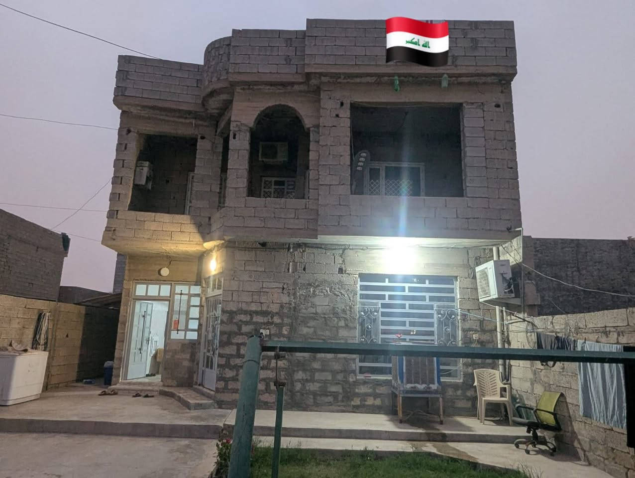 السلام عليكم دار للبيع في الديوم بل ١٤ الف قرب شارع ٣٠ المبلط صاد على حديقه مساحة الدار ٣٠٠ متر وجه ١٠ نزال ٣٠ عرض الشارع ١٥ متر وحديقه يتكون من ٤ غرف نوم وصاله واستقبال ومطبخ و٣ حمامات البيت بي نقوصات الواجهه والطابق الثاني ايضا بي نقوصات بسيطه سعره مناسب للاستفسار الأتصال على الرقم ***********
