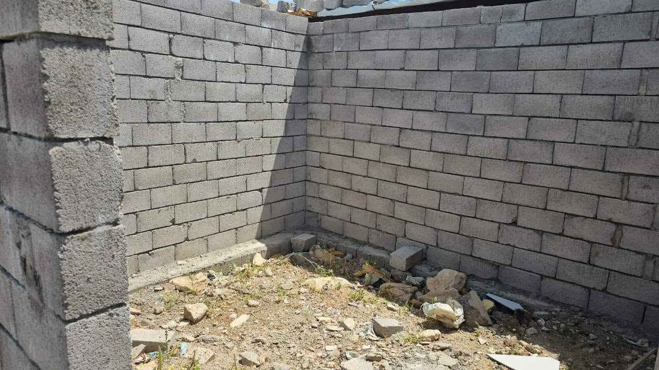 بيت هيكل تجاوز للبيع العنوان الموصل ايمن حي التنك قرب مقبرت العموريا المساحة 160 السعر 10ونص وبي مجال***********
