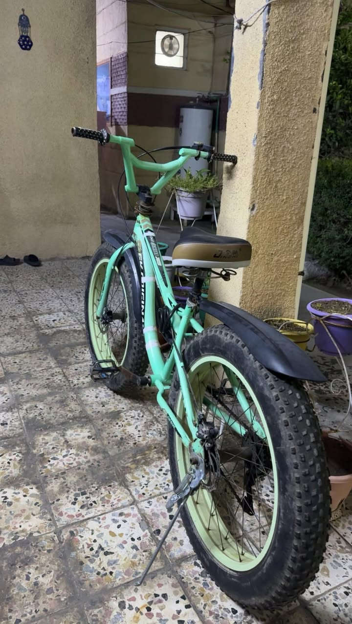 سلام عليكم اخوان هذا باسيكل جبلي للبيع نضيف ومرتب وكشن اصلي حتى الطسة ما تحس بيها والبريك مالتة قوي وكير شغال بس اني تاركة صار شهر هيج ف اريد ابيعة  سعرة : 100 الف  
مكاني : بغداد - الشعب - حي التجار 
رقمي : ***********
