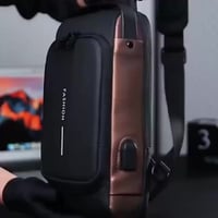 حقيبة كتف • مدخل USB • مقاومة للماء