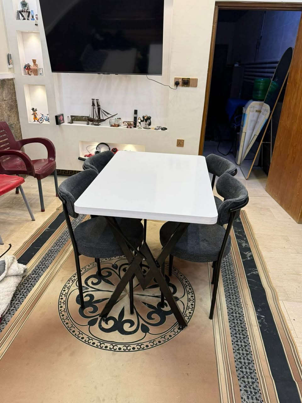 ميز طعام للبيع استخدام شهر واحد جديد السعر 150 ألف قفل  واتساب فقط ***********
