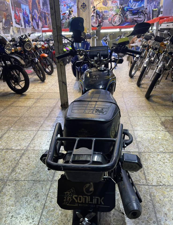 السلام عليكم اخوان دراجه سيفان مديل 25 دراجه مكفوله كفاله عامه مكينه بلاديه برغي واحد ممفتوح  مكفوله من التاير للتاير  رايدها ٨٥٠ وبيه مجال لان معتاز واريد ابيعها  مكاني بغداد شارع الصحة 
*********** بي واتساب
