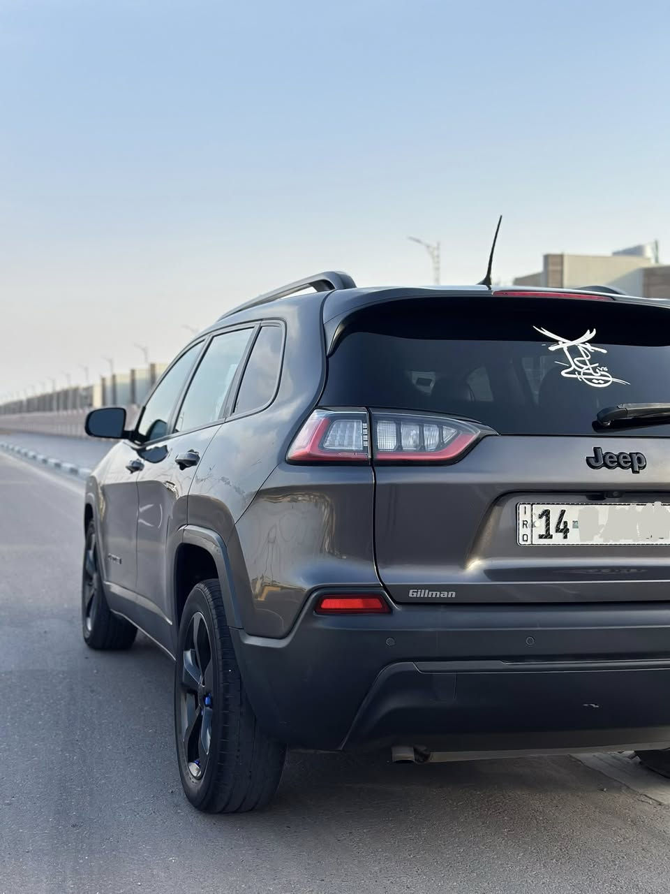 السلام عليكم
جيب شيروكي بزون 2020 لايتود بلس 

بسمي رقم بصرة بلاك توب اصل 

مكينة كير بلاد 2400 اربعة سلندر كير 9 نمر 

رادار جانبي نقاط عمياء 

توقف ذاتي حساسات خلفية 

كشنات جلد كهربائي

شاشة وسط 

كروس سرعة 

اشارة ترحيب 

تتبع بالانارة 

لايت زنون و لد نهاري 

تبريد تدفئة 

بلوتوث 

منافذ شحن

ويل حجم 18 

وبيها بعد هواي مواصفات لايتود بلس هيه

حادثهه بنيد ومصبوغ الجاملغ والبنيد 

وبيها طخة بسيطة بلجاملغ الخلفي ومصلحة وبيها مقدمة الشاصي الامامي الايمن بي شويه تعديل والغود سليمات 

كل التفاصيل مكتوبة يمك وصور الحادث بلمنشور 

السيارة جديدة ونظيفة ماشية 51 الف كيلو 

وسعرها 155$ وبيها مجال
مكاني بصرة

للاستفسار ***********
