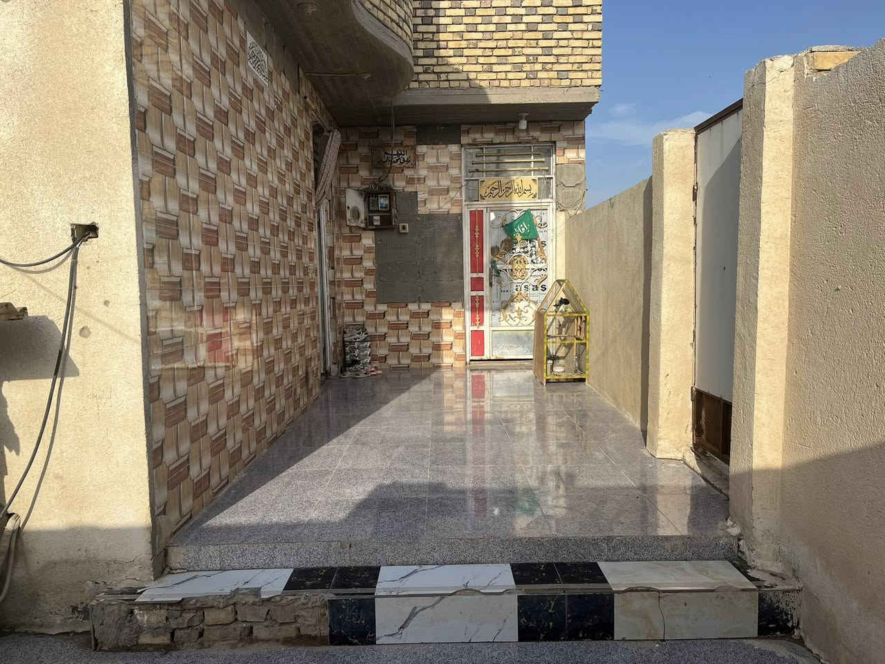 للبيع بيت في سوق الشيوخ حي الشهداء زراعي مساحه 500البناء 300 يحتوي على 3غرف +حمام داخلي وخارجي دوانيه ومطبخ واستقبال وصاله بناء جديد صاير علا شارعين السعر 70وبي مجال  استفسار اتصل ***********
واتساب متوفر
