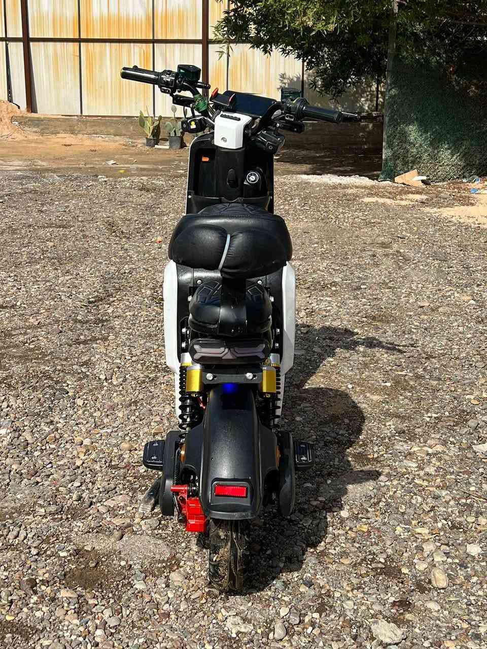 السلام عليكم عندي دراجه شحن R9 للبيع فول مواصفات موديل 2025 مكاني بغداد الدوره حي الصحه دراجه نوع ويلي 

المواصفات:
--بطاريه%100 ما مبدله مختومه ختم ويلي 
--شاشه رقميه مقياس (شحن - سرعه ـ امبير)
-- بيها سماعات نظام بلوتوث صوت عالي 
--ليتات LED قوي جداً 
--تجي بيها سله 
دراجه كامله وجديده مستعمله فقط 3اشهر 
للتواصل على الصفحه او على الرقم ***********
السعر 450 وبيها مجال بسيط
