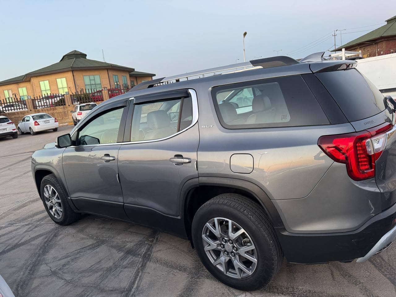 للبيع | GMC Acadia SLT موديل 2020
🔹 الفئة:  SLT
🔹 الموديل: 2020
🔹 عدد المقاعد: 7 ركاب
🔹 المحرك: V6 سعة 3.6 لتر
🔹 القوة: 310 حصان
🔹 ناقل الحركة: أوتوماتيك 9 سرعات
🔹 نظام الدفع: أمامي (FWD) 
✅ مقاعد جلد 7 ركاب
✅ المقاعد الأمامية كهربائية مع التدفئة والتبريد
✅ مقاعد الصف الثاني (VIP) منفصلة
✅ مقاعد الصف الثاني مع التدفئة
✅ بانوراما مزدوجة (عدد 2)
✅ كاميرات 360° (5 كاميرات: أمامية – خلفية – جانبية)
✅ شاشة معلومات وترفيه
✅ Apple CarPlay & Android Auto
✅ Bluetooth + USB
✅ تشغيل بالبصمة + دخول ذكي لجميع الأبواب
✅ تشغيل عن بُعد
✅ بريك إلكتروني (بصمة)
✅ صندوق خلفي كهربائي (Hands-Free)
✅ مرايا كهربائية قابلة للطي - - نقطة عمياء
✅ تبريد ومكيف ثلاثي المناطق
✅ تحكم كامل من المقود (ستيرن)
✅ نظام التوقف الذاتي في الزحامات
✅ نظام منع الانزلاق
✅ نظام منع الاصطدام
✅ نظام المحافظة على المسار
✅ رادار أمامي وخلفي وجانبي
✅ حساسات أمامية وخلفية
✅ نظام مراقبة النقطة العمياء
✅ ويل كروم
✅ مصابيح زينون
✅ دبل إكزوز
السيارة نظيفة استخدام شخصي منذ شحنها من أمريكا إلى العراق ماشية 40 ألف ميل (16 ألف ميل في أمريكا و24 ألف ميل في العراق) 
رقم اربيل ~ سنوية جديدة - هزة جديد - بطاقة بنزين  
صدر وكهربائيات وتبريد وكير بلادي وكالة النظافة 
الضرر// صور الحادث مرفقة مع الصور – البجم كبس – الايرباك فقط البردات
السعر مراسلة على الخاص وتدلل ومجال بالسعر للشراي@
السيارة بأسمي وشرط التحويل
مكان السيارة كركوك
للتواصل  ***********
