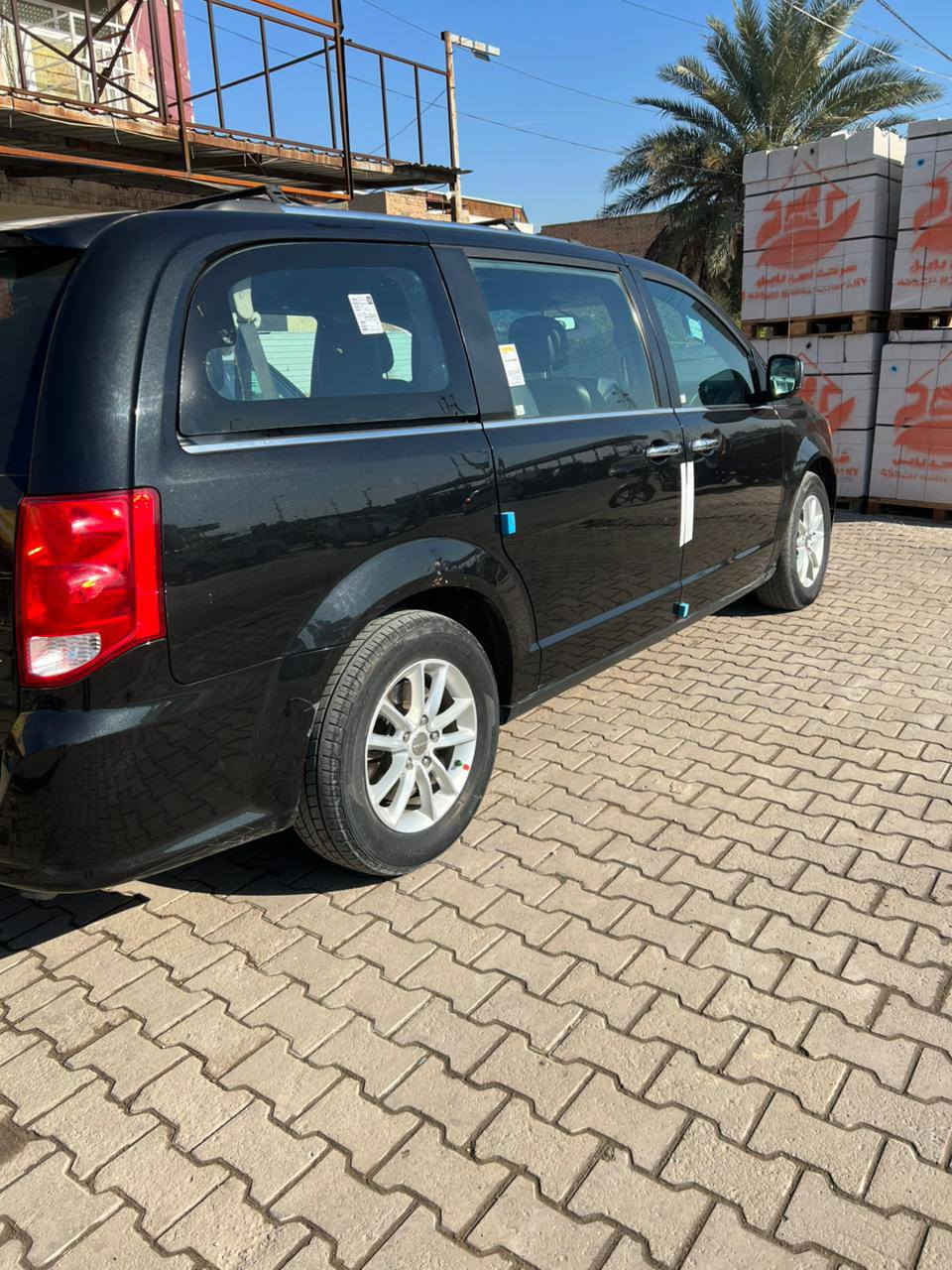 السلام عليكم للبيع او المراوس دوج كرفان 2018 sxt سياره جاهزه بدون نقص بوب كهرباء كشنات بلع رقم اربيل الجديد سنويه وهزه جديد ب اسمي حادثهاا صبغ جاملغ الامامي والبنيد بدون ضربه سونار مرفق بالمنشور  رقمي ***********  *********** السعر 175 وبيهاا مجال حك الجيه مكاني بغداد
