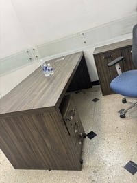 اثاث مكتبي مستخدم نظيف للبيع 1- ميز مكتبي مع الملحقات  عدد 8 قطع  2-مي...