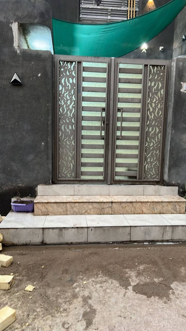 بيت للبيع المساحه 150 في منطقه الثوره قرب مفوضيه الانتخابات يصير خلف الاقسام الداخليه سابقا 
الطابق الاول يتكون من صاله وغرفه نوم وديوانيه ومطبخ بارد ومطبخ حار وصحيات داخليه وخارجيه
الطابق الثاني يتكون من 4 غرف نوم وصاله وصحيات 
الطابق الثالث  يتكون من غرفه نوم  وبيتونه
للاستفسار الاتصال على الرقم 
***********
