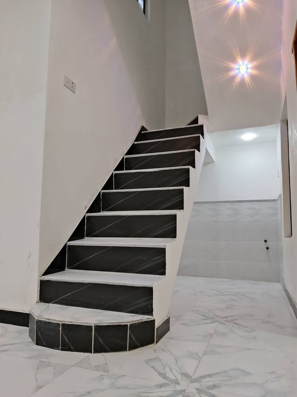 🏠 للبيع بيت جديد 100م - بيع مباشر بدون دلالية 🏠

📍 البصرة - شط العرب - الجزيرة
شارع الخطوة - قرب جامع ومدرسة الهادي
منطقة مرتبة وهادئة

📐 المواصفات:
- المساحة: 100 متر
- البناء: جديد 2026 - لم يسكن 
- الطابو: زراعي أصولي وكاله ونسخه من الطابو
- طابق واحد 

- واجهة حديثة + باب وشبابيك حديد
- صحيات كاملة سيراميك
- تأسيسات كهرباء وماء جديدة

💰 السعر: 55 مليون  - قابل للتفاوض
🚫 بدون دلالية - من المالك مباشر

📞 للاستفسار والمعاينة: ***********
