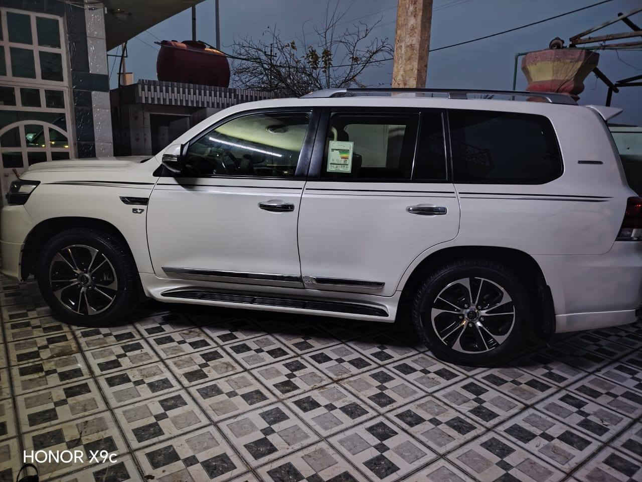 السلام عليكم تويوتا لاندكروز للبيع 2019 فول مواصفات واحد على واحد رقم بغداد دولي بسمي هزه جديده سياره جديده بمعنى الكلمه جاهزه من اي نقص اعله فئه مكينه 5.7 فول ال فول خمس بصمات السياره بيه صبغ صفحه السايق قطعتي جاملغ الأمامي وباب ول وبنيد شويه  و جه اليمنه بيه باب الخلفي السعر 415.  رقم الهاتف ***********
