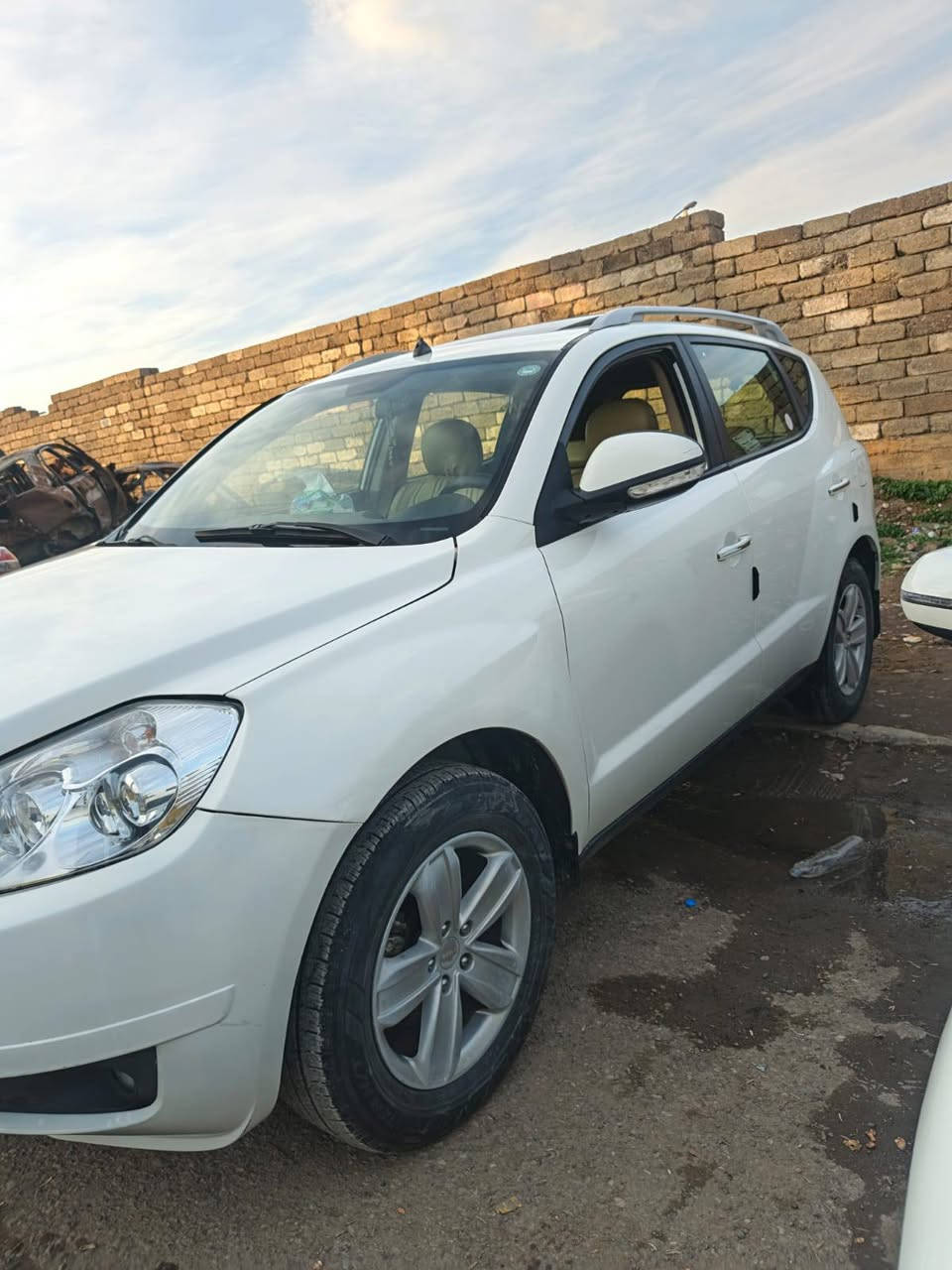 السلام عليكم
جيلي x7 موديل 2013 ابيع شرط التحويل 
ما بيها صبغ . بيها بارد بالجاملغ الامامي جهة السايق 
صدرها الامامي والخلفي جديد طخم تايرات 
تبريد
 تدفئة 
كير أوتو
 داخل لونين
فتحة سقف 
شاشة وكامرة 
سنوية لل 2028 
سيارة نضافتها كدام العين 
***********
مكانها بالموصل
