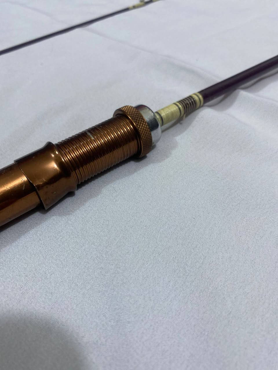 اللهم صل على محمد وال محمد
السعر ١٠ ألف 
قصبة ياباني🎣🇯🇵🇯🇵
​الاسم بالعربي: قصبة واكاساغي (Wakasagi).
​الاسم المكتوب (ياباني): わかさぎ.
​الاستخدام: مصممة خصيصاً لصيد أسماك الشبوط والبني الصغير وعادة ما تُستخدم في اليابان للصيد من خلال الثقوب في الجليد أو من القوارب في البحيرات.
​2. المواصفات الفنية
​الطول:  (١/٢٠   متر فقط). هي قصبة قصيرة جداً للمهمات الدقيقة.
​الصلابة: تُصنف كقصبة طرية جداً (Soft). مكتوب عليها "Soft Carbon" بنسبة كربون 90%. هذا يعني أنها حساسة جداً للاهتزازات البسيطة لتمكنك من الشعور بنقرة السمك الشبوط الصغير أو البني 
​الصناعة: يابانية


**إذا كنت صاحب هذا الإعلان وتريد حذفه لأي سبب، رجاءا أرسل رسالة إلى الدعم الفني**