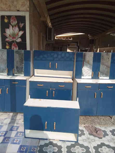 كاونتر خشب للبيع مستعمل بس نظيف حلوو مرتب. ٣متر وتعليك٤ اربع قطع كل قطعه متر بدون سنك.سعر 100 الف. مكان دوانم شرطه خامسه. هذا رقمي بيه واتساب ***********
