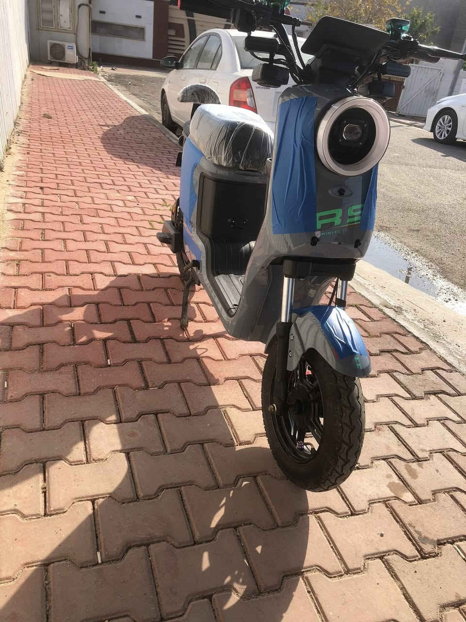 السلام عليكمR9للبع موديل 25 استعمال شهرين شرط وصل الشراء موجود دراجه اخت الجديده شرط الفحص كل ملحقاتها كامله مواصفاتها 4نمر كير بلوتوث منفذ يوسبي نظام بارك نظام بك بصمه بريك امامي خلفي هدروليك 5بطاريات كبار32شرط النظافه سعرها450وبيها مجال مكاني بغداد قرب كراج العلاوي للاستفسار ***********وتساب محمول للشراي فقط
