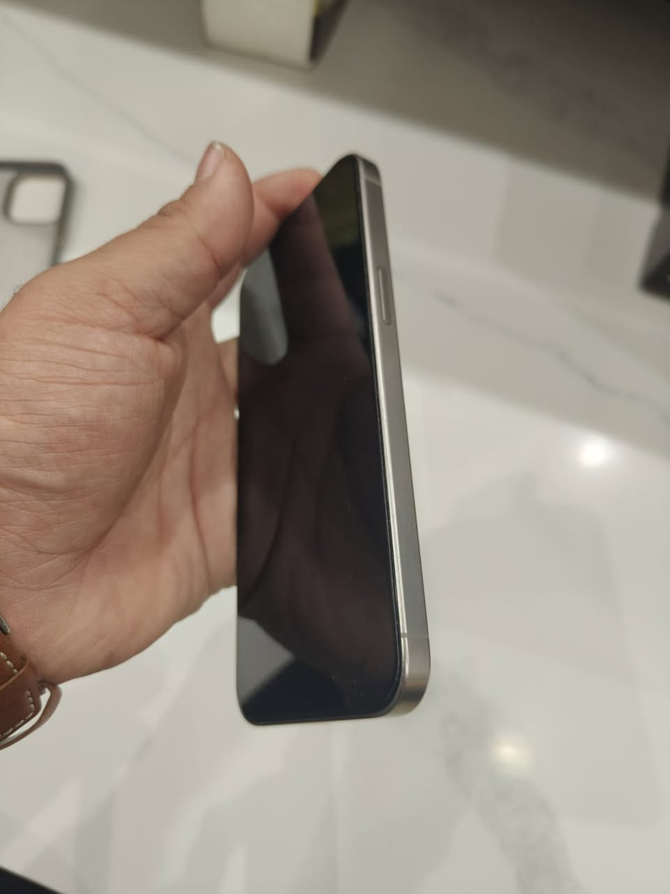 ايفون ١٥ برو ماكس شرق اوسط AA  ذاكره ٢٥٦ الجهاز كلش نظيف و على ايدي كارتون وياه ومطابق  بطاريه ٨٧ الجهاز ما ملعوب شعره بيه فقط الظهر صار بيه فطور مثل متلاحظون السعر ٩٧٥  هذه رقمي  ***********
