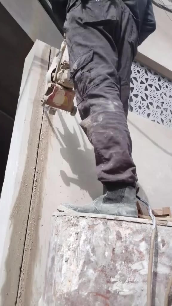 لدينا جهاز كتر لكص سقوف وحياطين ودكتاك 

 وتفليش بيوت وتنقير حياطين وقلع صب 

مكاني بغداد 

رقم الهاتف ***********

***********
